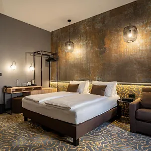 4* מלון Urban
